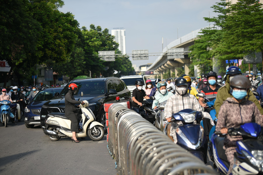 Tại đây, nhiều xe máy cố tình đi ngược chiều, cắt ngang đường để đi sang hướng lên cầu vượt Ngã Tư Sở khiến giao thông nơi đây trở nên ùn tắc.