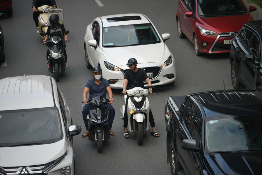 Khoảng 7h30, tại các nút giao cắt lượng phương tiện dồn về cùng một lúc rất đông, hàng rào phân làn như &apos; vô hình&apos; trong biển người.