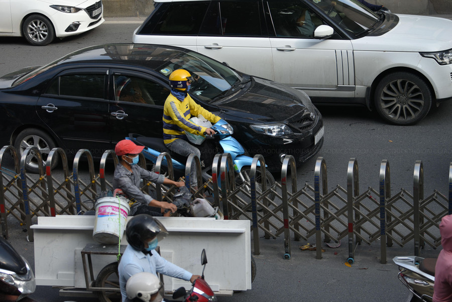 Các phương tiện vô tư đi sai làn đường.