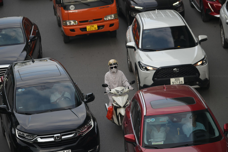 Tại khu vực Ngã Tư Sở, cho dù có lực lượng chức năng nhưng xe máy vẫn di chuyển sang làn ô tô để đi.