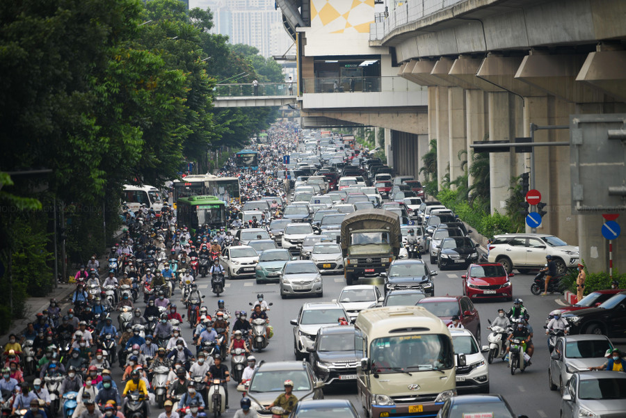Vào giờ cao điểm buổi sáng, các phương tiện đi sai làn đường diễn ra phổ biến hơn.