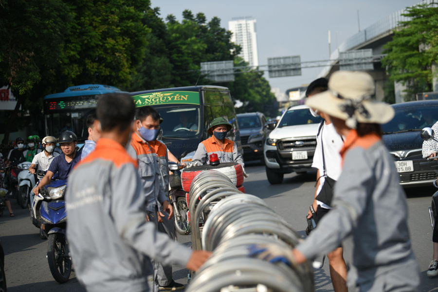 Tại khu vực hướng lên cầu Ngã Tư Sở lực lượng chức năng đã cho thu hẹp lại rào chắn, để các phương tiện di chuyển dễ dàng hơn.