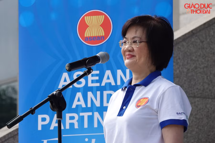 Đại sứ Nguyễn Nguyệt Nga, tham dự và phát biểu khởi động chương trình giao lưu