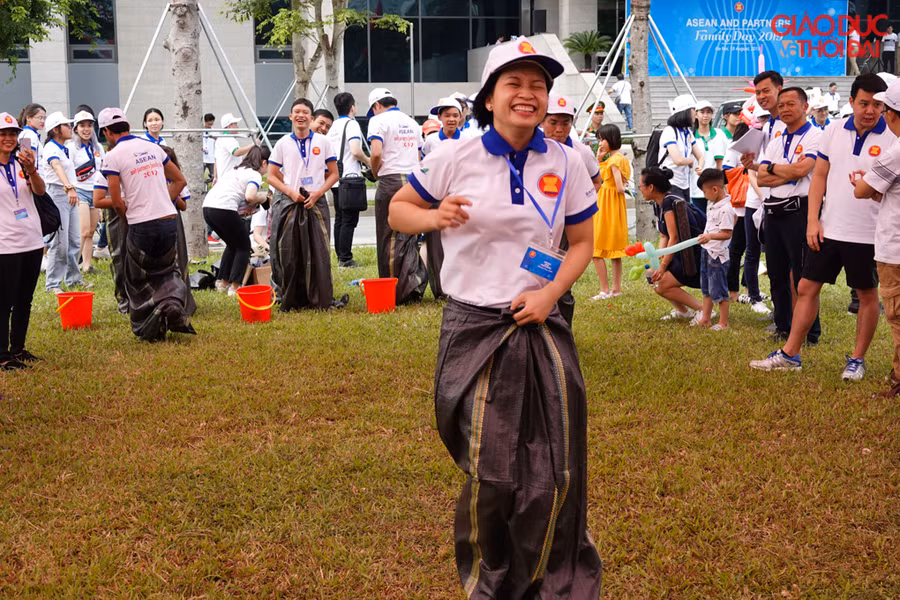Những trò chơi dân gian của Việt Nam được các đại sứ hào hứng tham gia