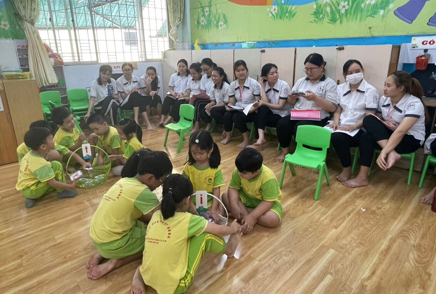 Giờ thực tập sư phạm của sinh viên Trường Cao đẳng sư phạm Trung ương TP Hồ Chí Minh tại cơ sở GDMN. Giờ thực tập sư phạm của sinh viên Trường Cao đẳng sư phạm Trung ương TP Hồ Chí Minh tại cơ sở GDMN.