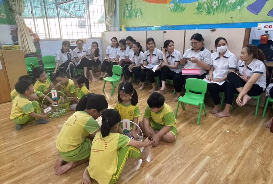 Các sinh viên Trường Cao đẳng sư phạm Trung ương TPHCM đi thực tế tại lớp học.