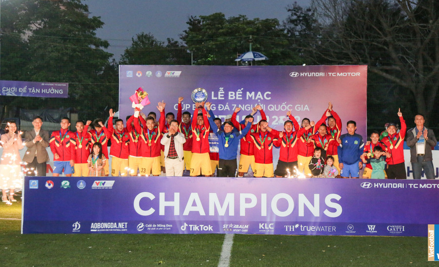 Ban tổ chức trao giải cho đội vô địch khu vực Tây Nguyên. Ban tổ chức trao giải cho đội vô địch khu vực Tây Nguyên.