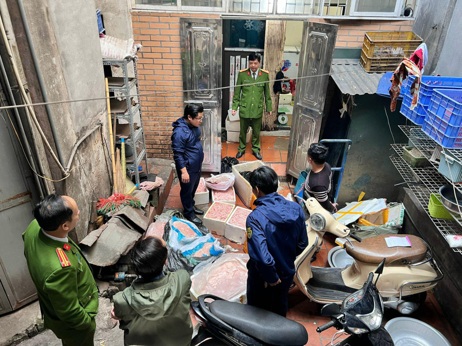 Khoảng nửa tấn thực phẩm bẩn phần lớn là nầm lợn có dấu hiệu đang phân hủy bị phát hiện tại cơ sở kinh doanh.