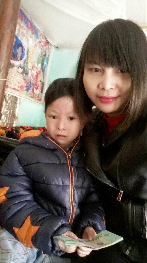 Bé Phong nhận tiền hỗ trợ từ chương trình thiện nguyện của cô Vân