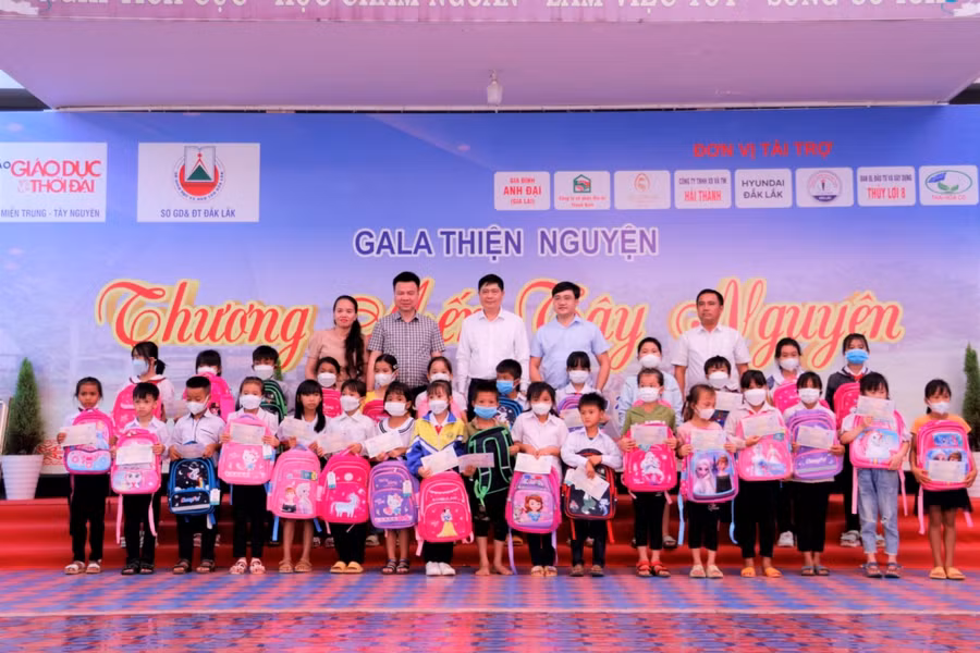 Những món quà ý nghĩa được trao đến các em học sinh ở Đắk Lắk.