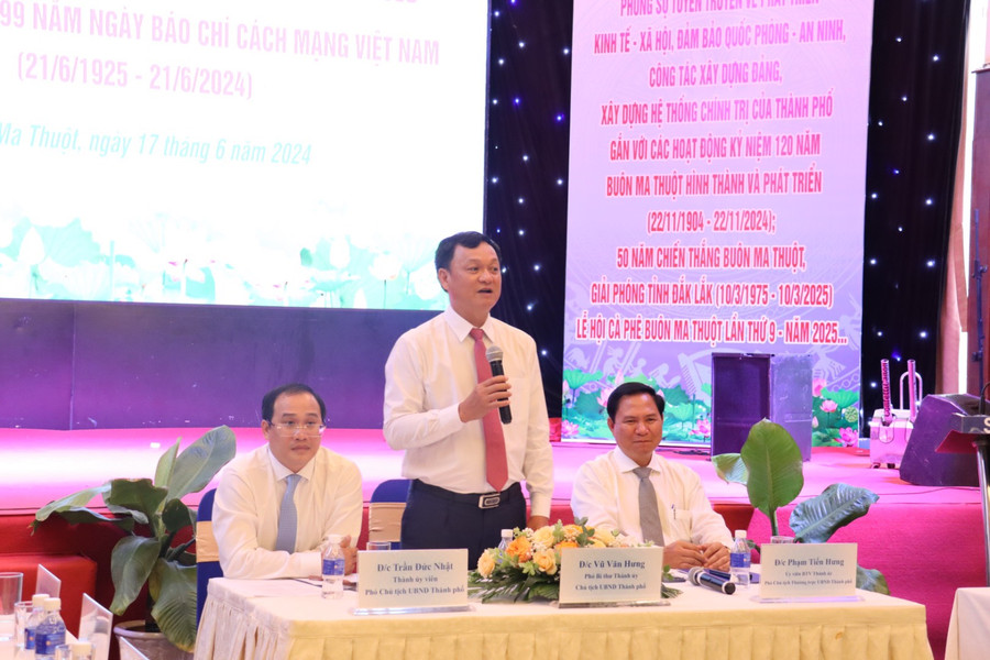Ông Vũ Văn Hưng - Chủ tịch UBND TP Buôn Ma Thuột chia sẻ với đại diện các cơ quan thông tấn, báo chí. (Ảnh: TT) Ông Vũ Văn Hưng - Chủ tịch UBND TP Buôn Ma Thuột chia sẻ với đại diện các cơ quan thông tấn, báo chí. (Ảnh: TT)