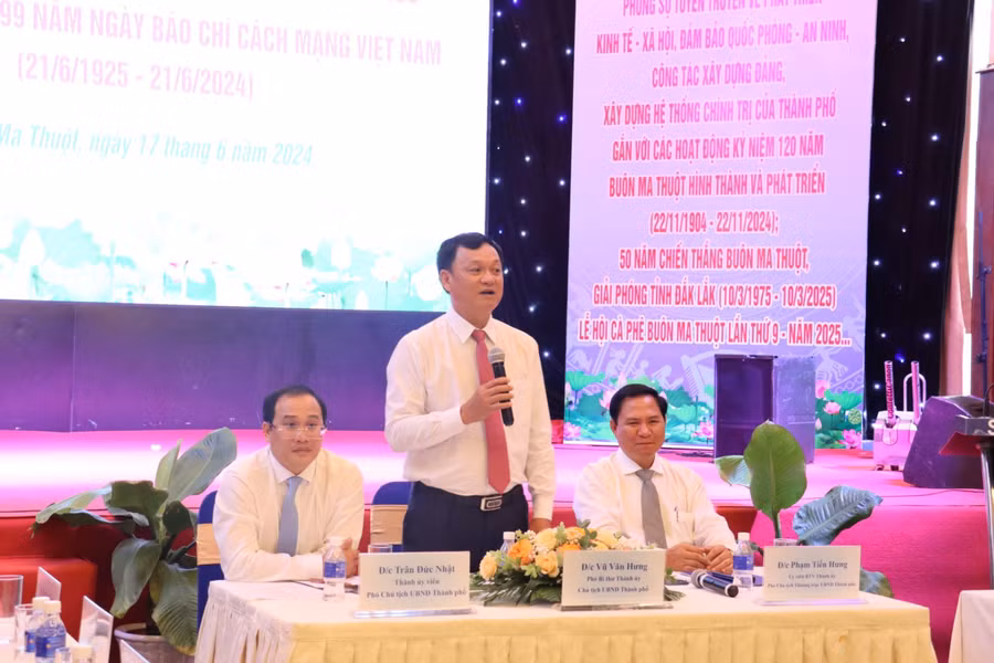 Ông Vũ Văn Hưng - Chủ tịch UBND TP Buôn Ma Thuột chia sẻ với đại diện các cơ quan thông tấn, báo chí. (Ảnh: TT)