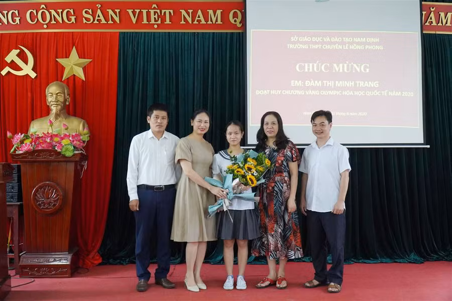 Đàm Thị Minh Trang chụp ảnh lưu niệm với Ban giám hiệu Trường THPT Chuyên Lê Hồng Phong.
