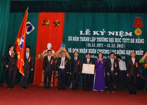 Trường Đại học TDTT Đà Nẵng đón nhận Huân chương Lao động Hạng Nhất