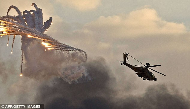 Xem chiến đấu cơ Israel nhào lộn tài tình trên không ảnh 2 Might: Israel has a sophisticated and well-trained air force that uses fighter jets, attack helicopters and drone technology Read more: http://www.dailymail.co.uk/news/article-2253830/Israels-Apache-helicopters-stunning-acrobatic-display-mark-gun-graduation.html#ixzz2GIav49EQ Follow us: @MailOnline on Twitter | DailyMail on Facebook