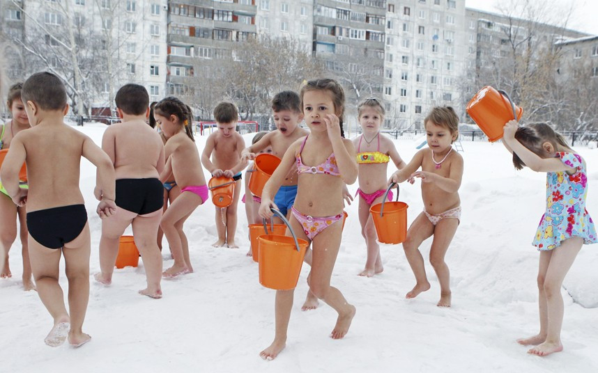 Những hình ảnh ấn tượng trong tuần ảnh 7 Children pour cold water on themselves during daily exercises at a kindergarten, in air temperatures of minus 25 degrees Celsius in Barnaul, Altai region, Russia