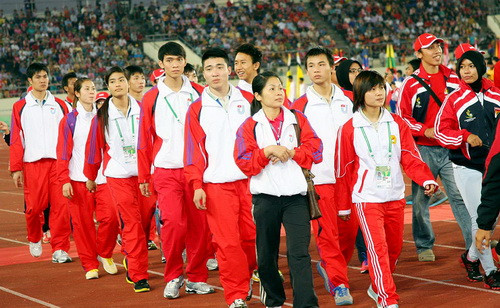 Đoàn TTSV VN diễu hành tại lễ bế mạc