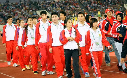 Đoàn TTSV VN diễu hành tại lễ bế mạc