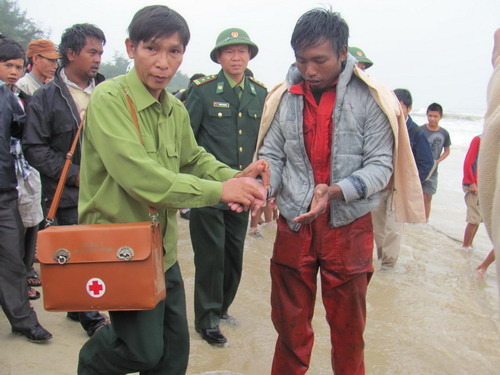 Bác sĩ sơ cứu nhanh cho các thủy thủ gặp nạn