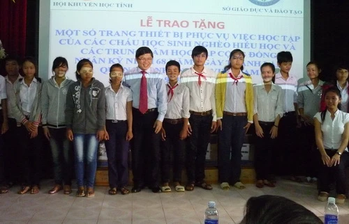 Trao 69 suất quà cho học sinh nghèo hiếu học