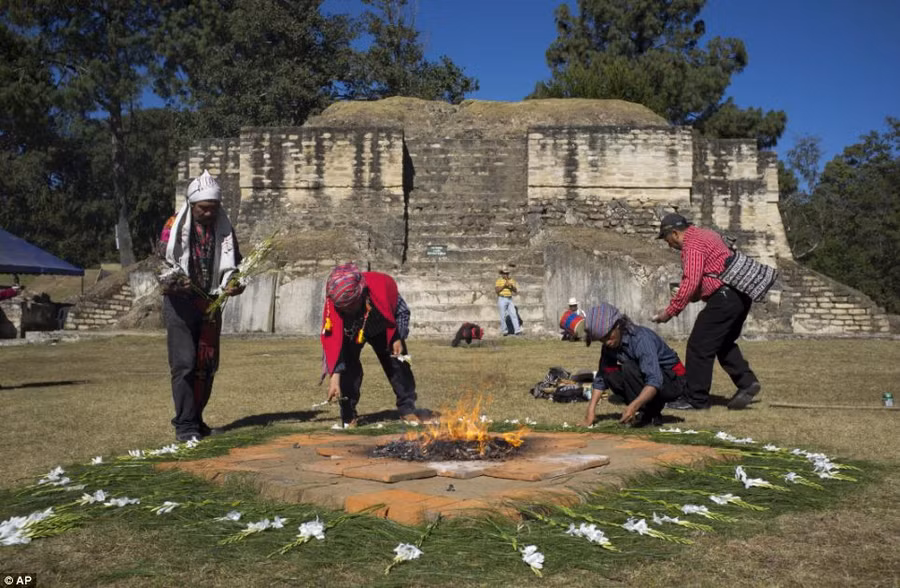 Preparation: Mayan priests place flowers for a ceremony at Iximche archeological site in preparation for the Oxlajuj B’aktun in Tecpan Read more: http://www.dailymail.co.uk/news/article-2251450/End-13th-Baktun-Phew-survived-Mayan-Apocalypse-And-virals-begun-.html#ixzz2Fk1N4W3s Follow us: @MailOnline on Twitter | DailyMail on Facebook