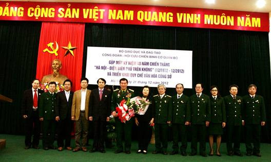  Đại diện lãnh đạo Bộ, các cựu quân nhân và Anh hùng Phạm Tuân 