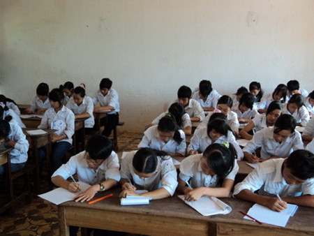 Tư thế ngồi không đúng là một nguyên nhân gây cận thị