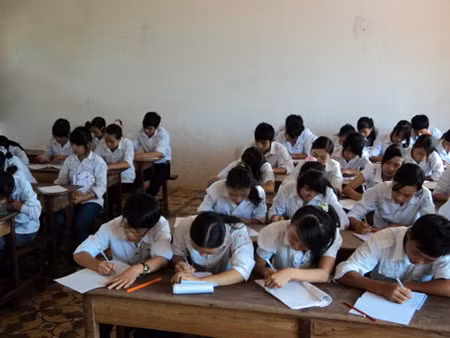 Tư thế ngồi không đúng là một nguyên nhân gây cận thị