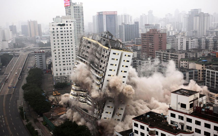 Những hình ảnh ấn tượng trong tuần ảnh 9 A building is demolished in Haikou, south China’s Hainan province