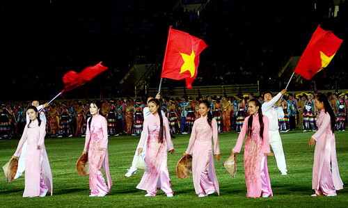 Tiết mục trình diễn trang phục dân tộc tại lễ bế mạc của các nước tham dự Đại hội thể thao SV Đông Nam Á lần thứ 16