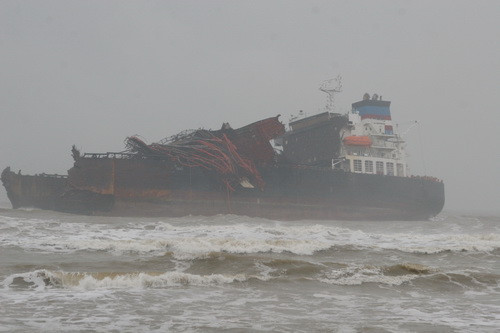 Tàu gặp nạn Onnekas One của Malaysia gặp nạn trôi dạt vào bờ biển xã Quảng Công, Quảng Điền (Thừa Thiên- Huế).