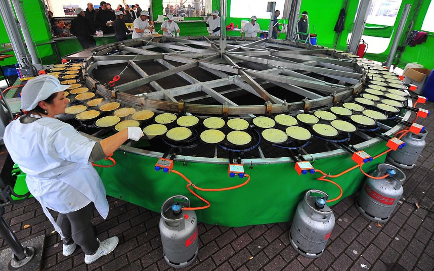 Spanish Baker Orlando Vazques from Galicia has invented a machine that makes around 1,000 pancakes per hour. The machine has caught the curiosity of many tourists and Vazques is cashing in amidst the current poor economic climate.