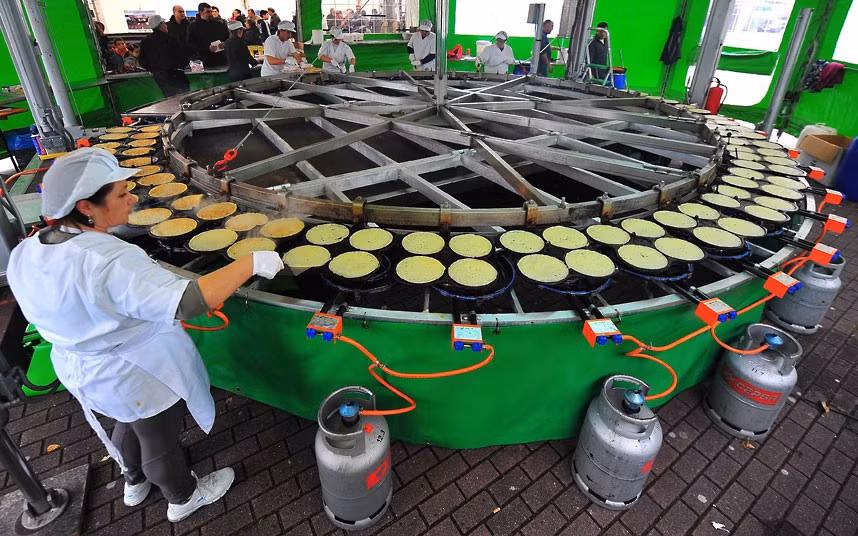 Spanish Baker Orlando Vazques from Galicia has invented a machine that makes around 1,000 pancakes per hour. The machine has caught the curiosity of many tourists and Vazques is cashing in amidst the current poor economic climate.