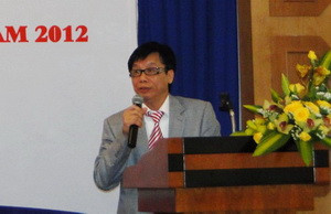 PGS.TS Vũ Quốc Chung-trưởng ban điều hành dự án báo cáo tại hội nghị