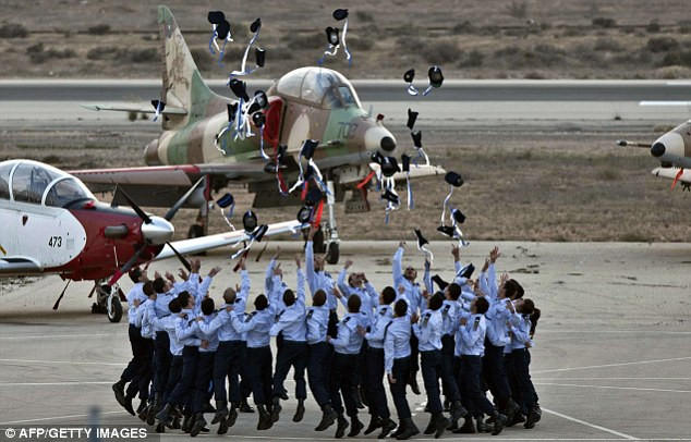 Xem chiến đấu cơ Israel nhào lộn tài tình trên không ảnh 5 Joy: Israeli pilots throw their hats in the air as they celebrate at their graduation ceremony Read more: http://www.dailymail.co.uk/news/article-2253830/Israels-Apache-helicopters-stunning-acrobatic-display-mark-gun-graduation.html#ixzz2GIbHLAgJ Follow us: @MailOnline on Twitter | DailyMail on Facebook