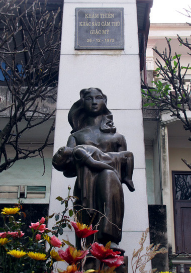 Đài tưởng niệm Khâm Thiên (ảnh/internet)