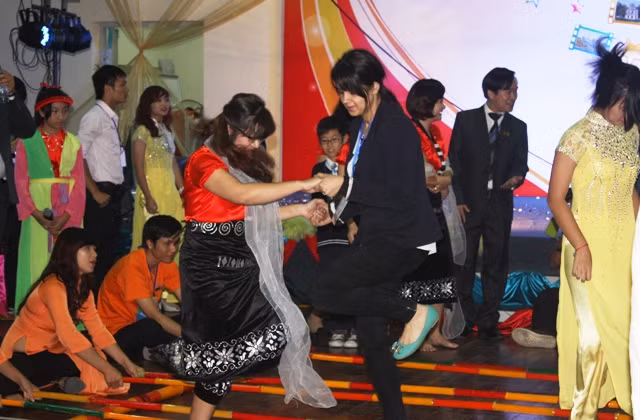 Giao lưu văn hóa giữa HS 7 nước Châu Á - Thái Bình Dương