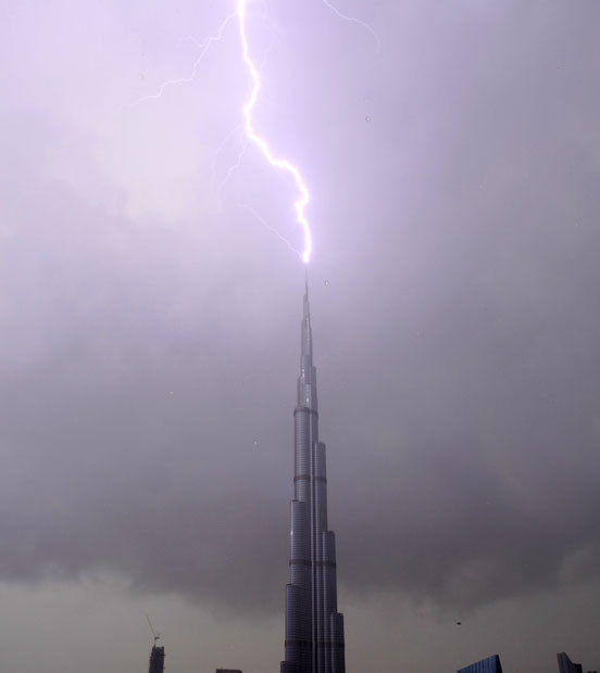 Những hình ảnh ấn tượng trong tuần ảnh 1 The spire of the Burj Khalifa - the world’s tallest building - is struck by lightning