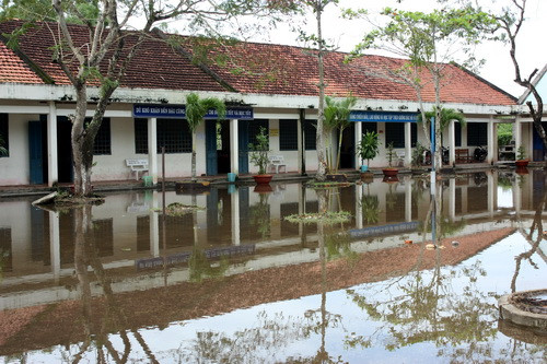 Tỉnh Kiên Giang có mong muốn huy động nhiều nguồn vốn để cùng với vốn Trái phiếu chính phủ xóa bỏ tình trạng học sinh phải học trong phòng học tạm, lớp học cấp bốn xuống cấp. Trong ảnh là nhà lớp học xuống cấp của Tiểu học Minh Lương 2, huyện Châu Thành, tỉnh Kiên Giang. công trình thường xuyên bị ngập do nền đất thấp và yếu. Ảnh, gdtd.vn