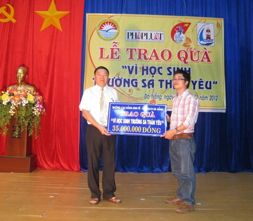 Trao 35 triệu đồng &quot;Vì học sinh Trường sa thân yêu&quot;