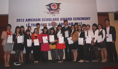 40 sinh viên xuất sắc của Hà Nội nhận học bổng Amcham 2012