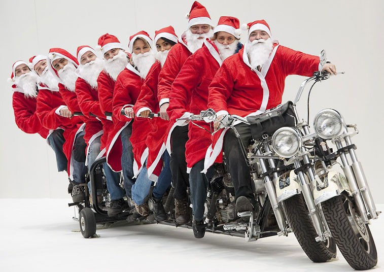 Những hình ảnh ấn tượng trong tuần ảnh 1 Santa’s got a new sleigh - and it’s got room for ten. Rudolph may have been rendered redundant by this seven-engined, four-wheeled, 24½-foot long Harley Davidson. The brainchild of Steve ’Doc’ Hopkins, it is actually a history of Harley on wheels. Dubbed Timeline, it features all of the firm’s air-cooled big-twin motors from 1909 to present - namely the F-Head, Flathead, Knucklehead, Panhead, Shovelhead, Evolution Blockhead and Twin Cam. The beast has two front wheels and two drive wheels at the rear and boasts 40-feet of chain.
