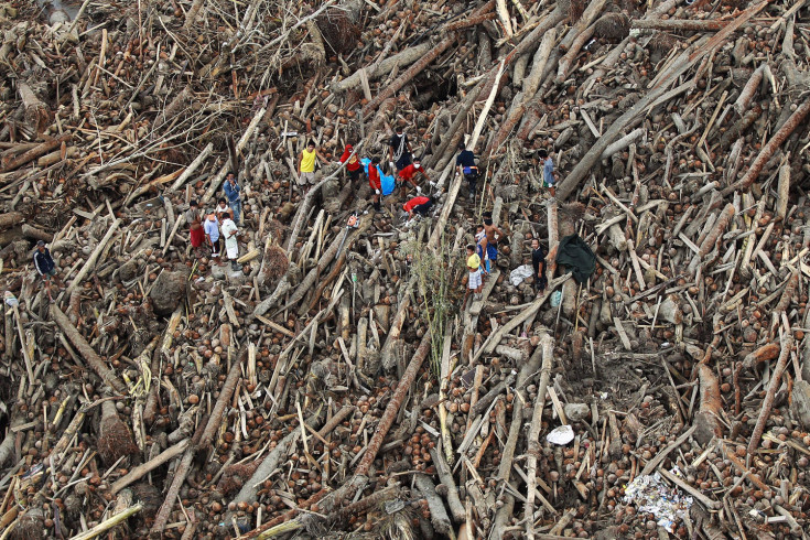 Những hình ảnh ấn tượng trong tuần ảnh 8 Dec. 7, 2012. Rescue workers searched through mud and debris in the southern Philippines for survivors of Typhoon Bopha. Read more: http://lightbox.time.com/2012/12/14/pictures-of-the-week-december-7-december-14/#ixzz2F8IwDikL