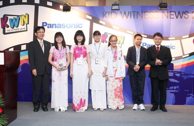 Trao giải Qua ống kính trẻ thơ khu vực Châu Á Thái Bình Dương ảnh 3 Đội học sinh Trường Amsterdam (Việt Nam) giành giải kịch bản hay nhất. Ảnh: gdtd.vn