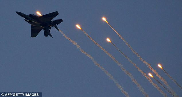 Xem chiến đấu cơ Israel nhào lộn tài tình trên không ảnh 4 Might: The IAF had 43 F15s as of January 2011. It is an air superiority craft with ground strike capabilities Read more: http://www.dailymail.co.uk/news/article-2253830/Israels-Apache-helicopters-stunning-acrobatic-display-mark-gun-graduation.html#ixzz2GIbBCDYw Follow us: @MailOnline on Twitter | DailyMail on Facebook