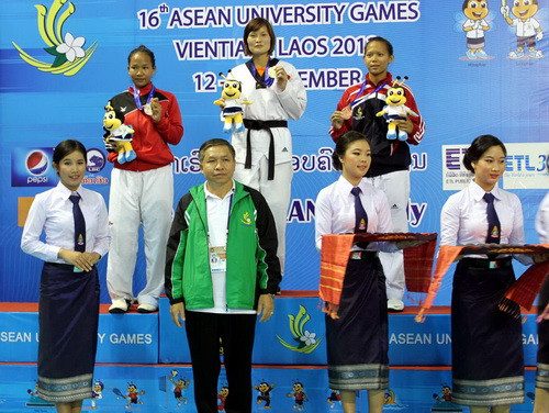 Trịnh Kim Tường Vân cùng Hà Thị Nguyên xuất sắc vượt qua các VĐV khác và mang về cho đoàn Việt Nam 2 HCV ở môn Taekwondo