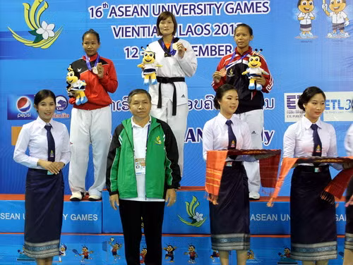 Trịnh Kim Tường Vân cùng Hà Thị Nguyên xuất sắc vượt qua các VĐV khác và mang về cho đoàn Việt Nam 2 HCV ở môn Taekwondo