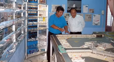 Chủ nhân “sân bay PNT” đang giới thiệu với Bộ Trưởng Bộ VH-TT&DL về quá trình xây dựng sân bay PNT