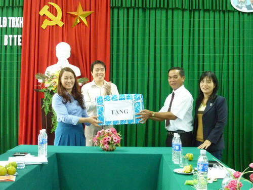 Đại diện lãnh đạo Bộ GD&ĐT, Bộ LĐTB&XH tặng quà cho Trung tâm Bảo trợ trẻ em tỉnh Thừa Thiên- Huế.