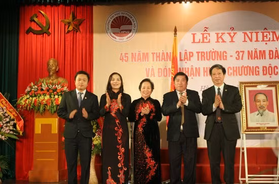 Phó Chủ tịch nước Nguyễn Thị Doan chụp ảnh cùng lãnh đạo nhà trường